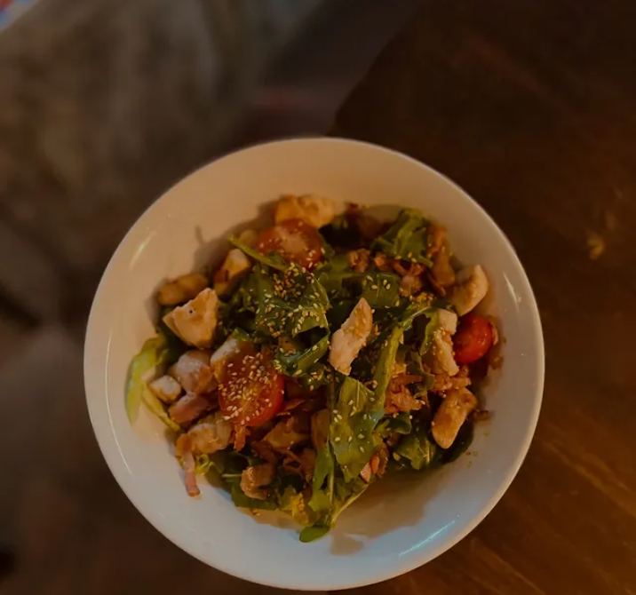 Ensalada de rúcula con pollo, tomates cherry y sésamo
